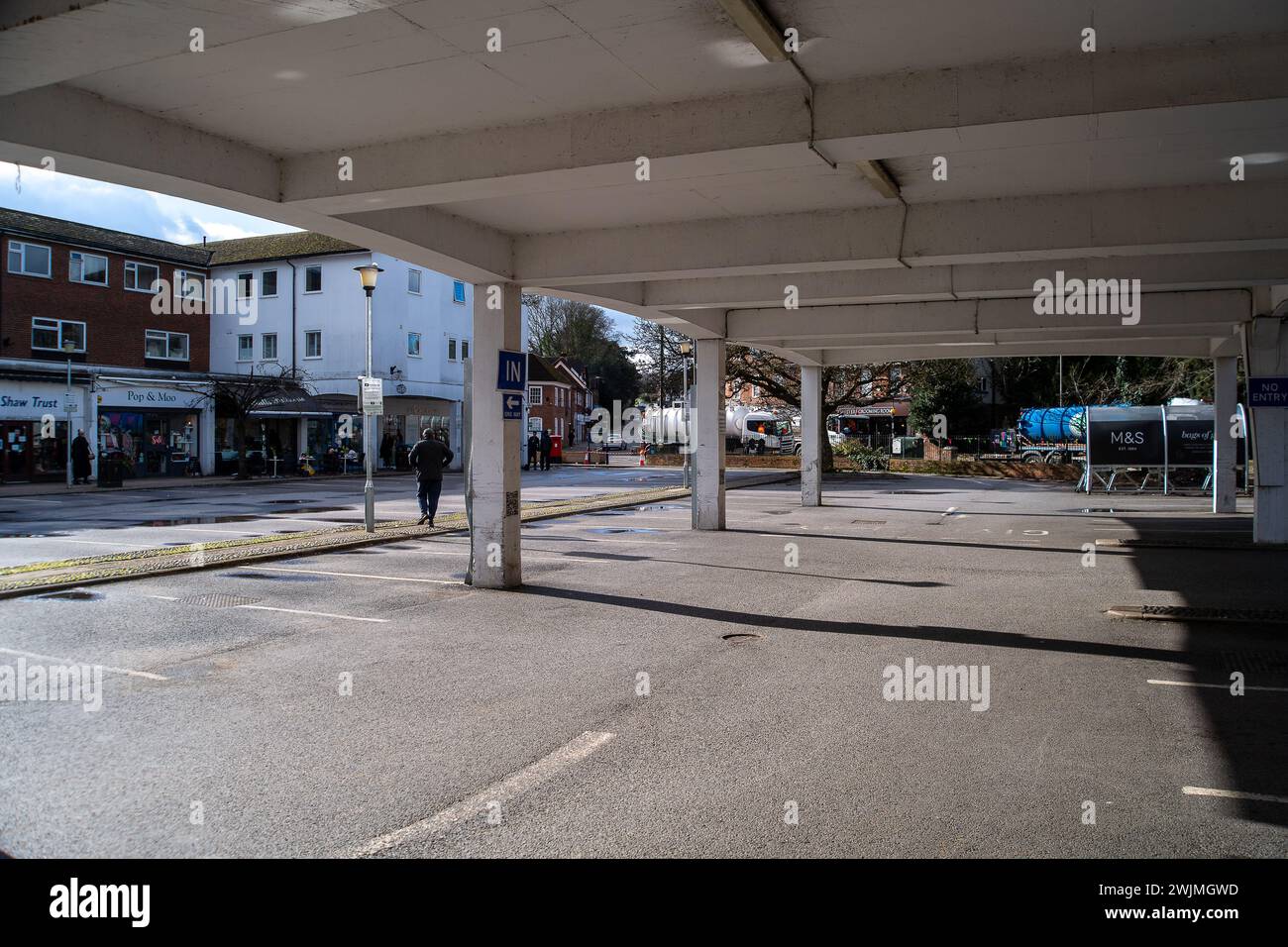 Chalfont St Peter, Großbritannien. Februar 2024. Das Wasser der Themse ist seit über einer Woche in Chalfont St. Peter und pumpt überschüssiges Wasser. Der Eingang zur Stadt bleibt geschlossen, ebenso der Parkplatz an der High Street, was sich nachteilig auf die Geschäfte der Einheimischen auswirkt. Sandsäcke bleiben vor einigen von ihnen nach der Überschwemmung letzten Freitag. Die Grundwasserstände sind in der Region nach wie vor hoch, allerdings gibt es in den sozialen Medien viele Spekulationen, dass die Überschwemmungen in der Region angeblich auf den Hochgeschwindigkeitszug HS2 zurückzuführen sein könnten, der in den Kalkgrundwasserleiter mündet, der Wasser verdrängt. Kredit: Ma Stockfoto