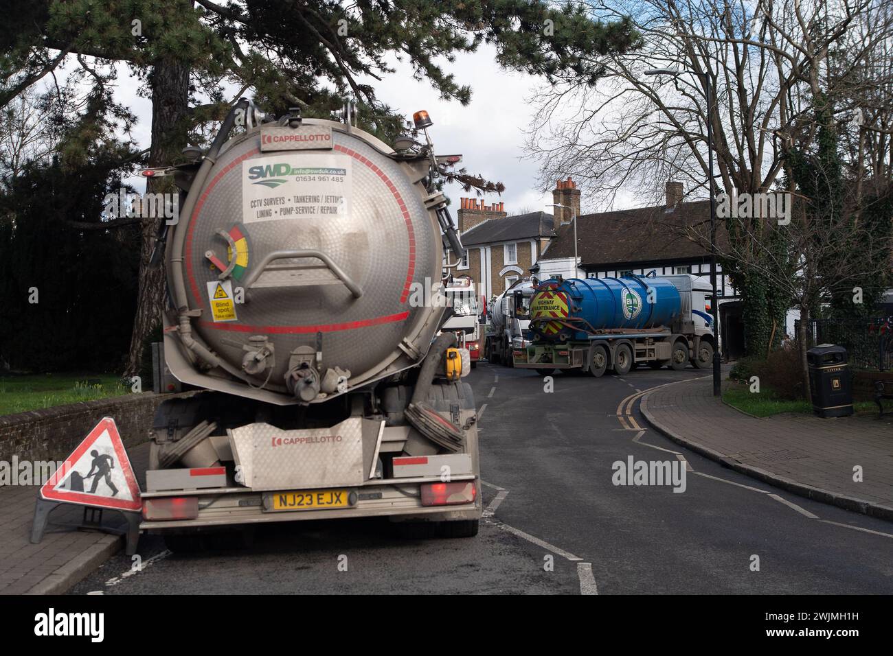 Chalfont St Peter, Großbritannien. Februar 2024. Das Wasser der Themse ist seit über einer Woche in Chalfont St. Peter und pumpt überschüssiges Wasser. Der Eingang zur Stadt bleibt geschlossen, ebenso der Parkplatz an der High Street, was sich nachteilig auf die Geschäfte der Einheimischen auswirkt. Sandsäcke bleiben vor einigen von ihnen nach der Überschwemmung letzten Freitag. Die Grundwasserstände sind in der Region nach wie vor hoch, allerdings gibt es in den sozialen Medien viele Spekulationen, dass die Überschwemmungen in der Region angeblich auf den Hochgeschwindigkeitszug HS2 zurückzuführen sein könnten, der in den Kalkgrundwasserleiter mündet, der Wasser verdrängt. Kredit: Ma Stockfoto