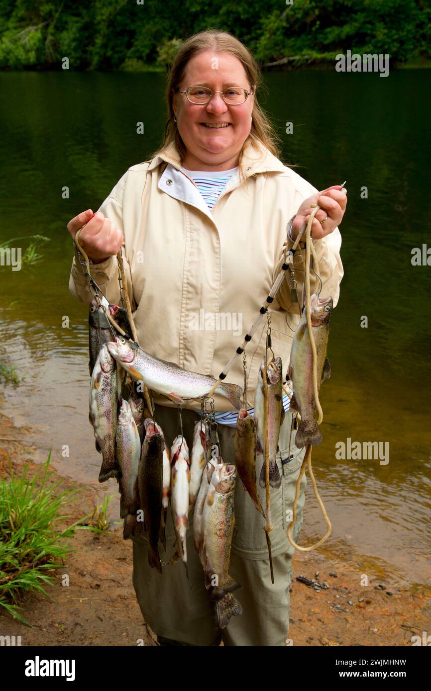 Forelle Stringer, Big Creek Reservoir, Newport, Oregon Stockfoto