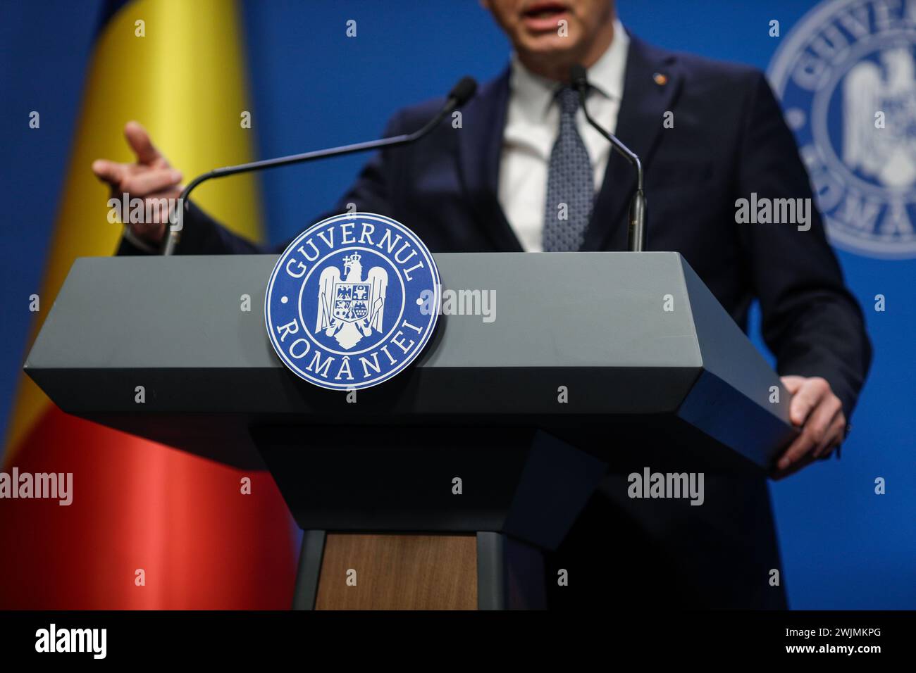 Bukarest, Rumänien - 16. Februar 2024: Details mit dem Logo der rumänischen Regierung während einer Pressekonferenz eines Ministers oder Politikers. Stockfoto