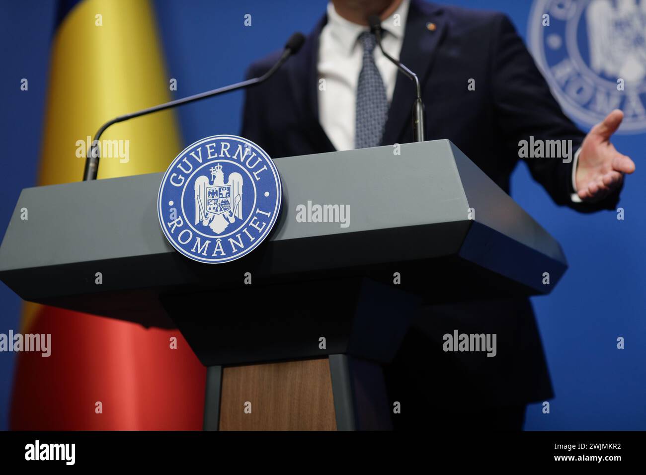 Bukarest, Rumänien - 16. Februar 2024: Details mit dem Logo der rumänischen Regierung während einer Pressekonferenz eines Ministers oder Politikers. Stockfoto