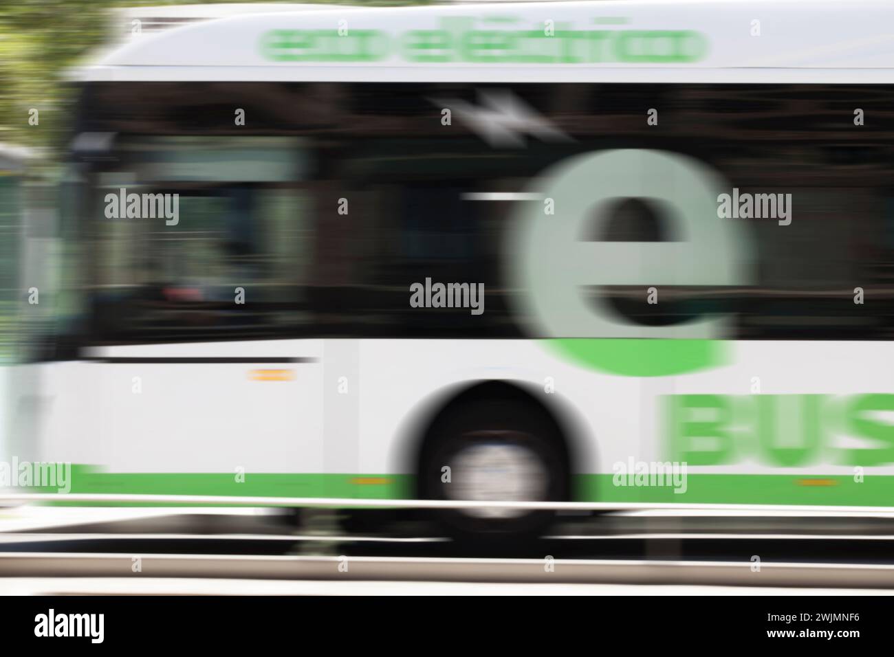 Valladolid, Spanien: 17. Juli 2020: Öko-elektrischer Stadtbus fährt entlang der Straßen von Valladolid. Bewegungsunschärfe Aufnahme Stockfoto
