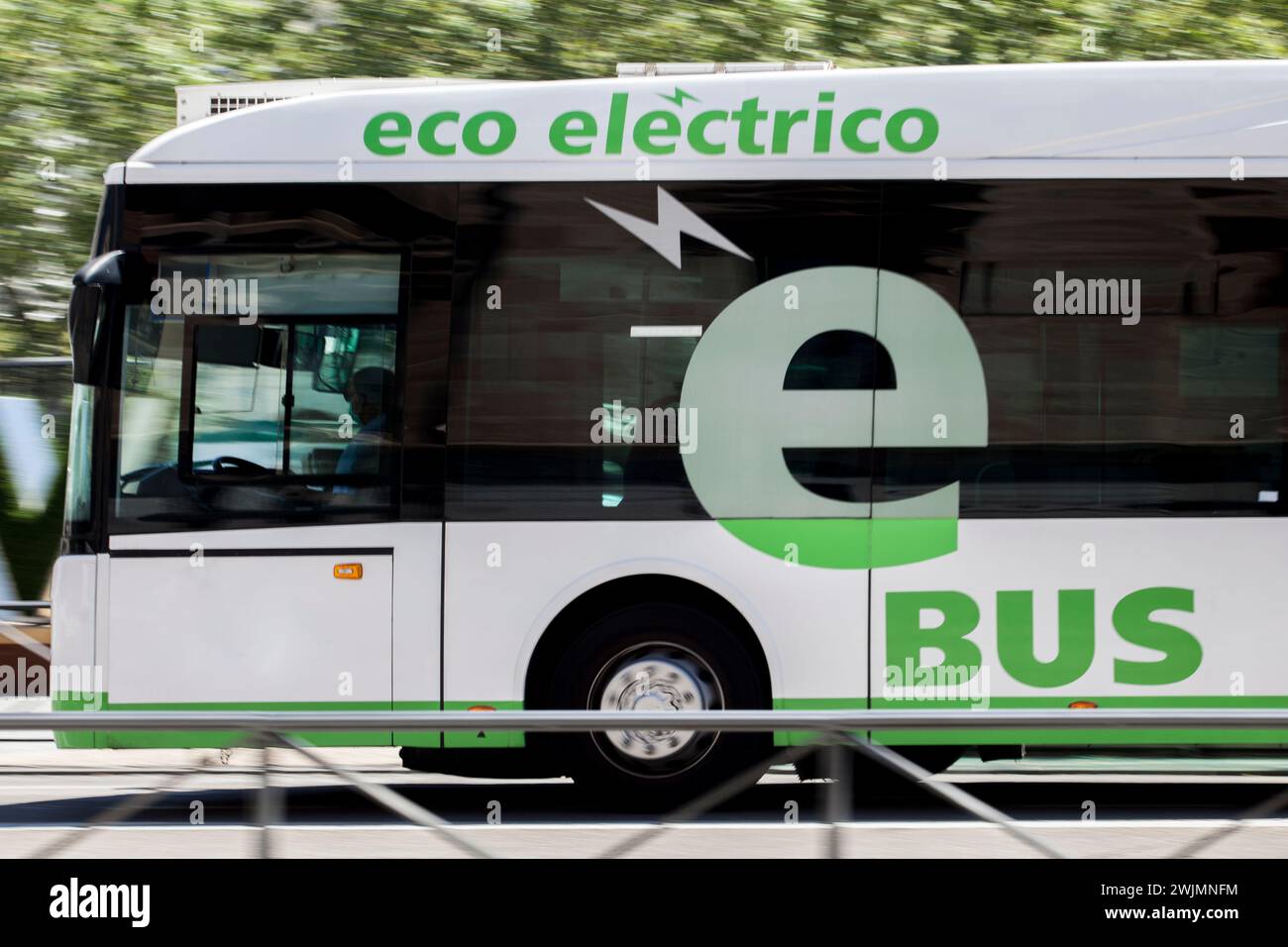 Valladolid, Spanien: 17. Juli 2020: Öko-elektrischer Stadtbus fährt entlang der Straßen von Valladolid. Umweltfreundliches Fahrkonzept Stockfoto