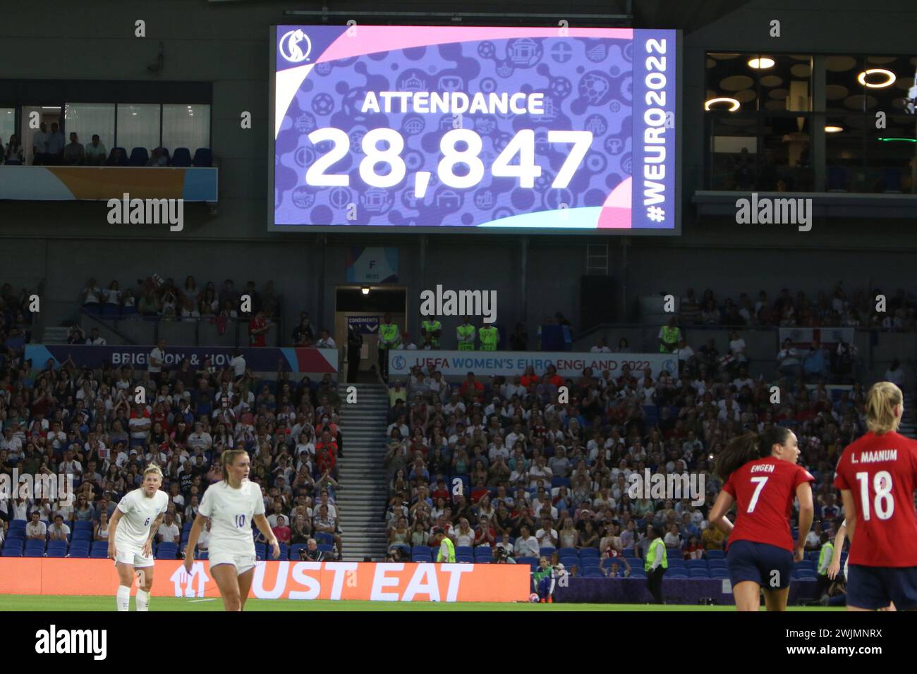 Teilnahme an Großbildshows England gegen Norwegen UEFA Womens Euro Brighton Community Stadium (Amex Stadium) 11. Juli 2022 Stockfoto