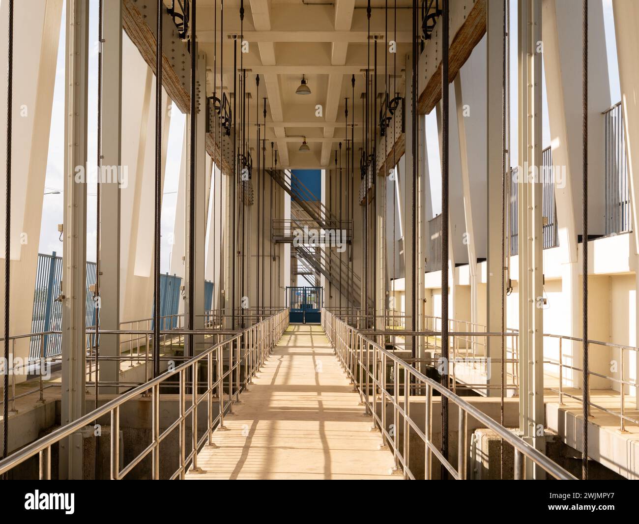 Innenbau mit Riemenscheiben und Kabeln des Schleusengebäudes Cleveringsluizen in Lauwersoog, Niederlande Stockfoto