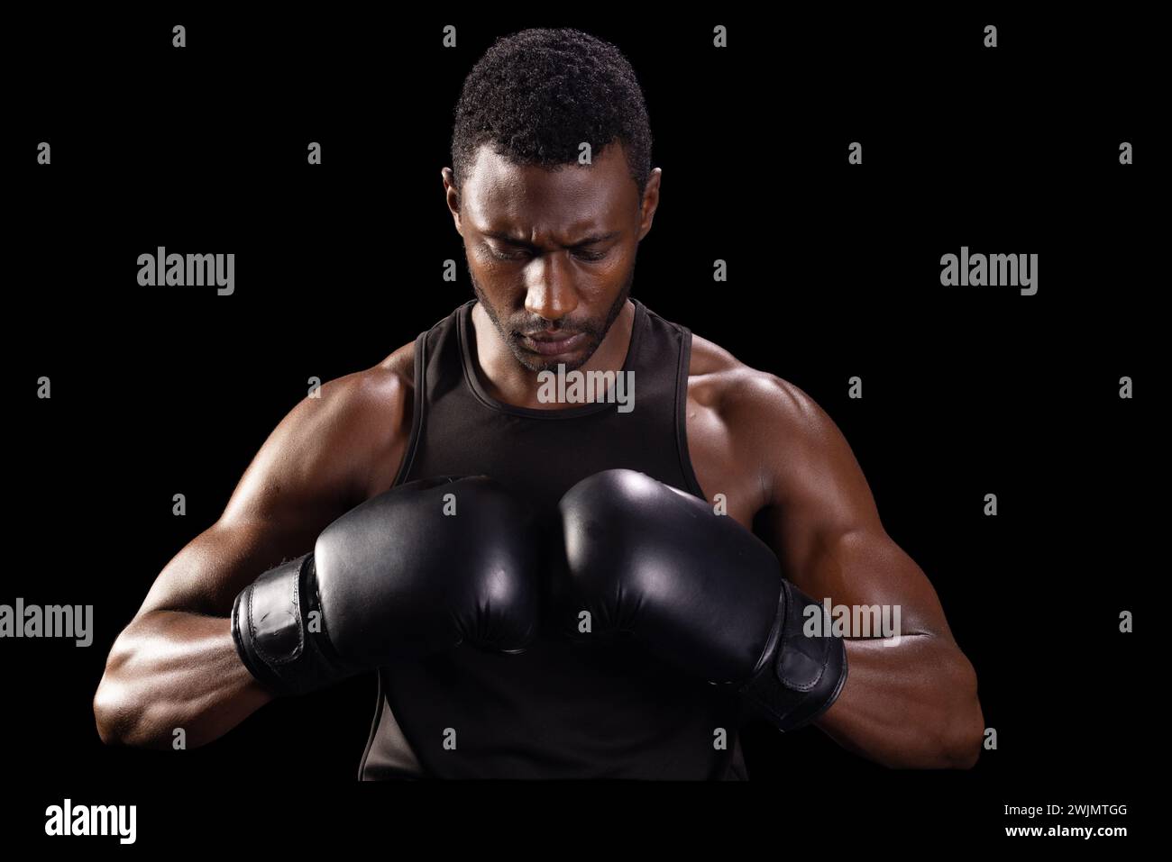Fokussierter afroamerikanischer Boxer bereitet sich auf ein Spiel vor, mit Kopierraum Stockfoto