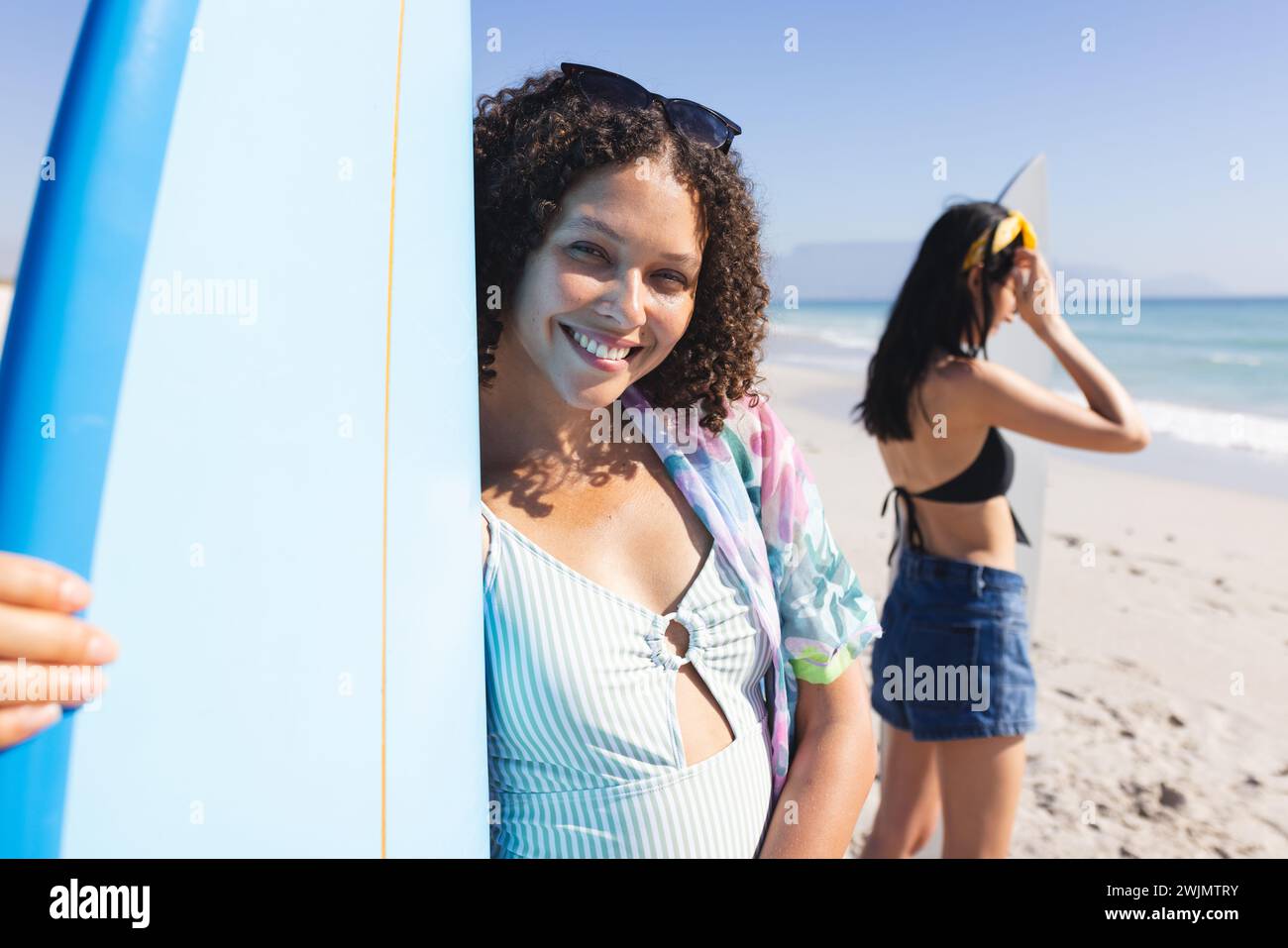 Birassische Frauen genießen einen sonnigen Strandtag Stockfoto