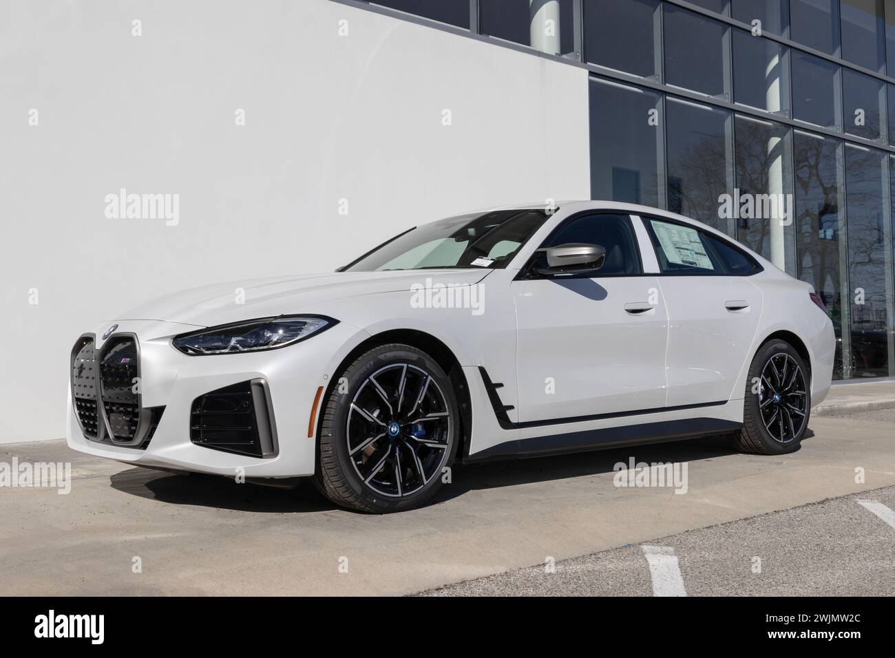 Indianapolis - 11. Februar 2024: BMW i4 M50 Gran Coupé wird in einem Händlerbetrieb ausgestellt. BMW bietet den i4 M50 mit 536 PS Motor und Reichweite bis zu 269 km. MEIN:2 Stockfoto