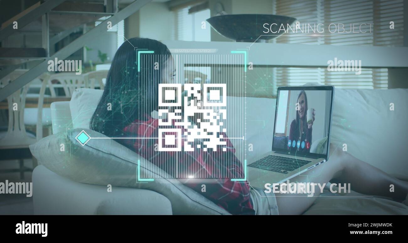Bild: qr-Code-Sicherheitsüberprüfung über Frau, die einen Laptop beim Imageruf verwendet Stockfoto