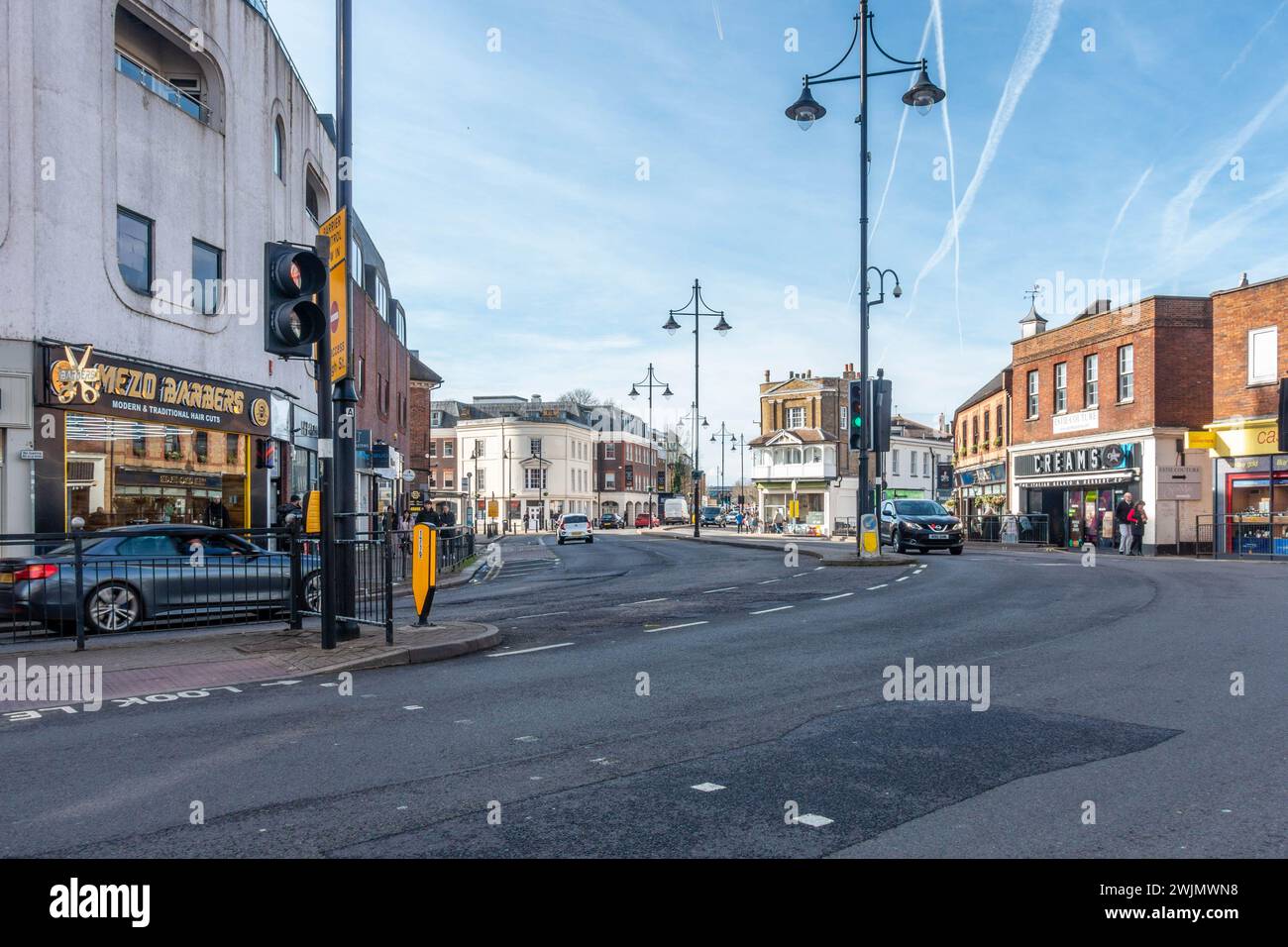 High Street, Teil der Ringstraße bei Staines-upon-Thames in Surrey, Großbritannien Stockfoto