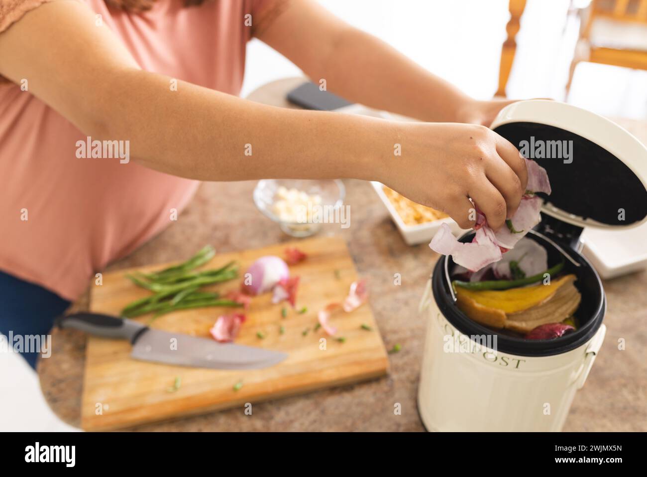 Frau übt Kompostieren in ihrer Küche Stockfoto