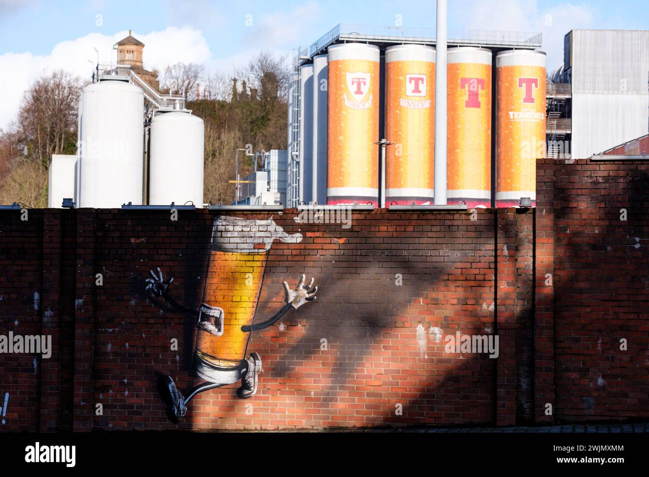 Glasgow Schottland: 12. Februar 2024: Tennent's Brewery Wellpark Tennent Caledonian Außenansicht der Fabrik. Heimat von Scottish Beer Tennent's Lager Stockfoto