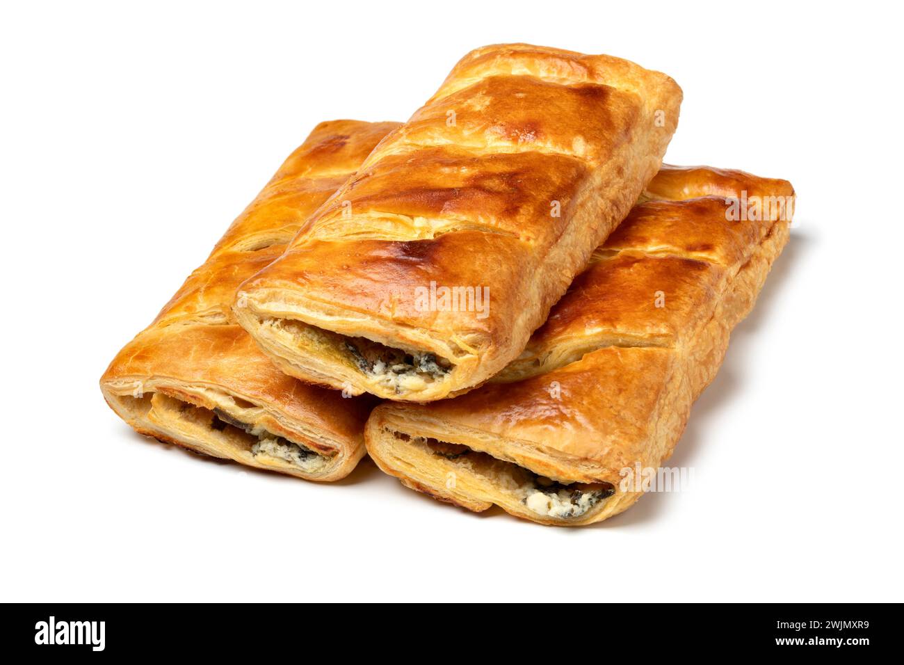 Türkische Brotbrötchen, Bohrek, gefüllt mit Fetakäse und Spinat isoliert auf weißem Hintergrund Nahaufnahme Stockfoto
