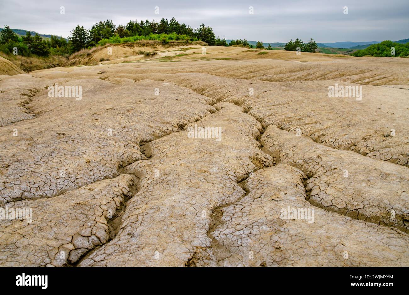 Der zerrissene und erodierte Boden in unterschiedlicher Größe füllt die Landschaft Stockfoto