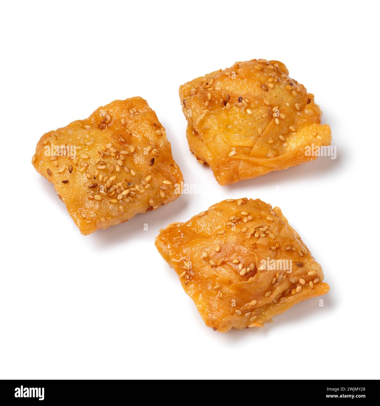 Frittierte, quadratische, Rghayef-Honigkekse nah oben isoliert auf weißem Hintergrund Stockfoto