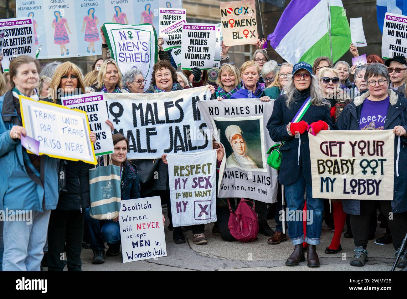 Mitglieder der Wahlkampfgruppe Women Won't Wheesht protestieren vor dem schottischen Regierungsgebäude St. Andrews House in Edinburgh, um zu fordern, dass keine Männer in Frauengefängnissen in Schottland untergebracht werden. Bilddatum: Freitag, 16. Februar 2024. Stockfoto