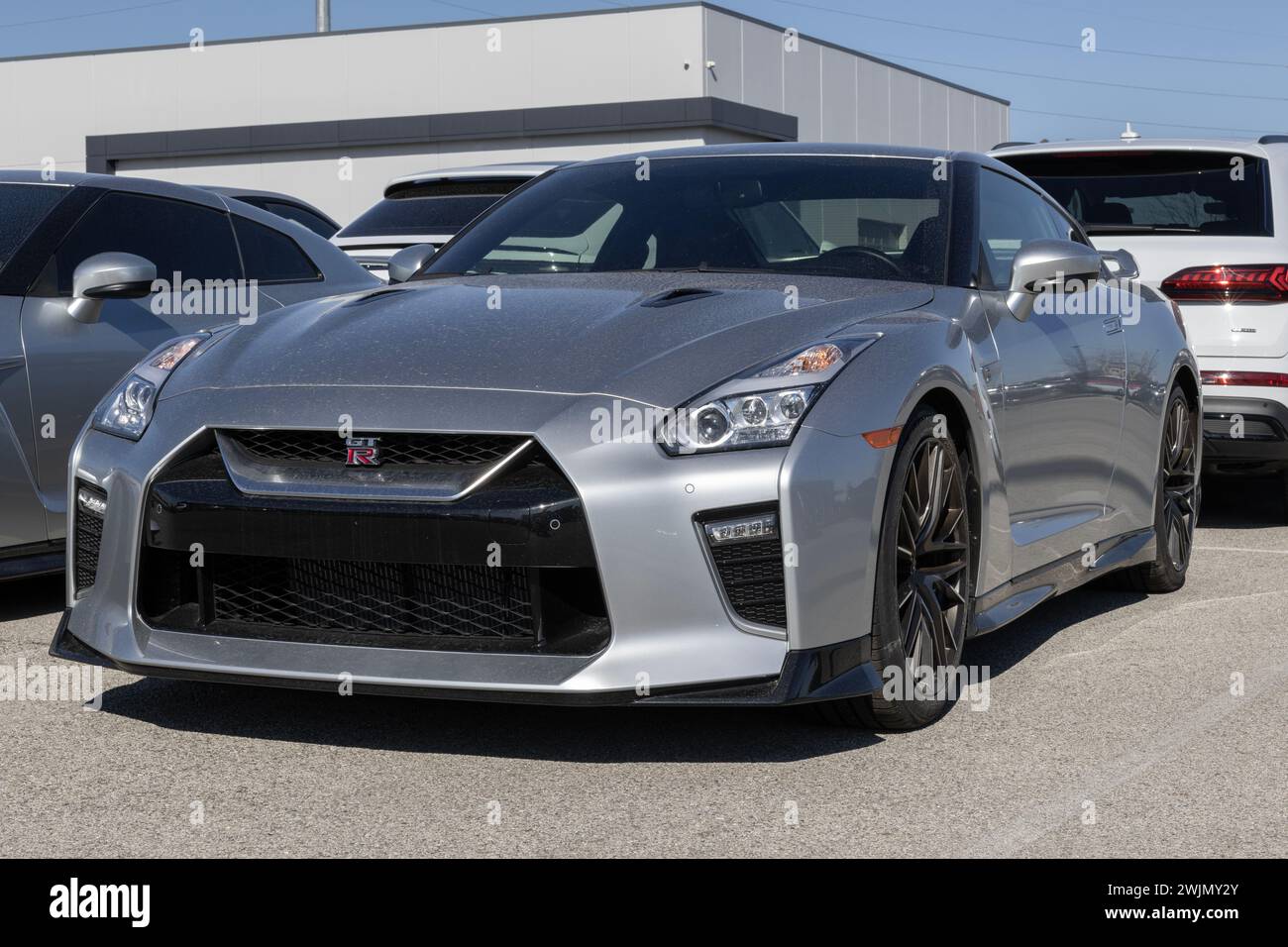 Indianapolis - 11. Februar 2024: Nissan GT-R wird in einem Händlerbetrieb ausgestellt. Nissan bietet den GT-R als Weltklasse-Sportwagen an. Stockfoto
