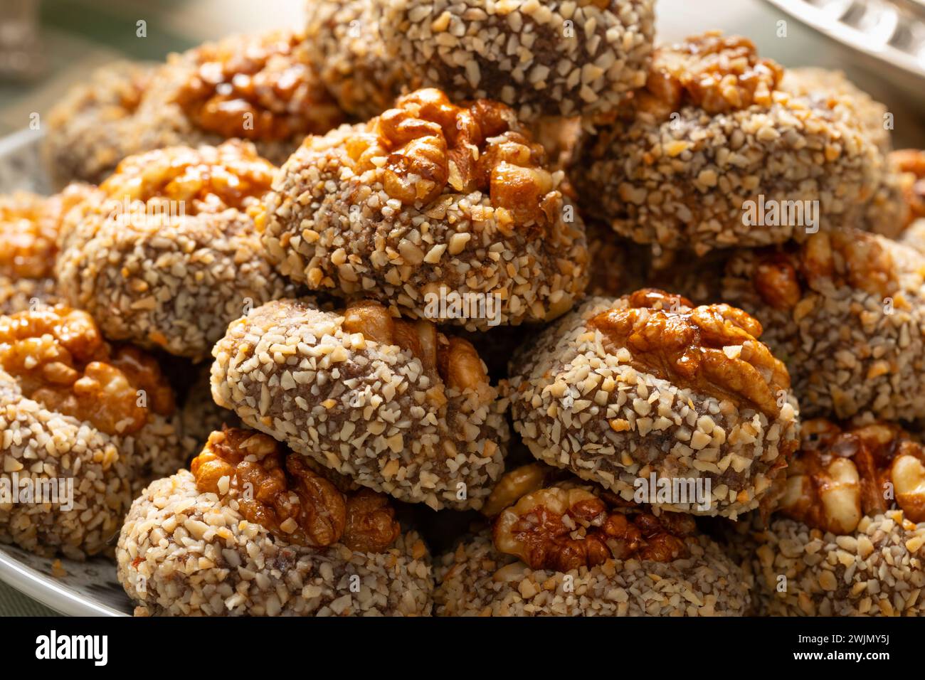 Traditionelle frisch gebackene marokkanische Ghoriba-Kekse mit einer Walnuss-Nahaufnahme Stockfoto