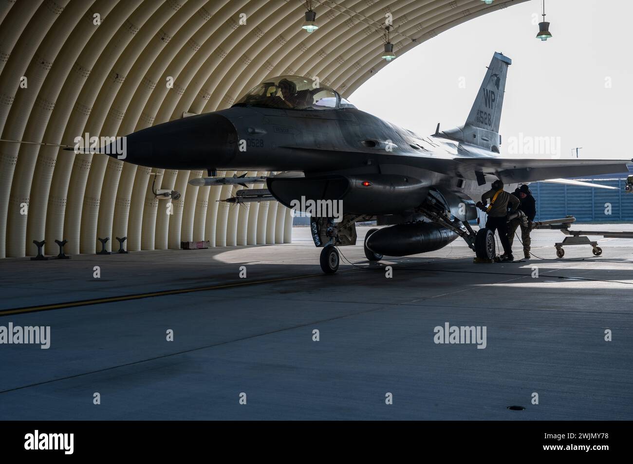 Eine USAF F-16 auf Kunsan Air Base, Republik Korea, 7. Februar 2024. Foto von Jovan Banks Stockfoto