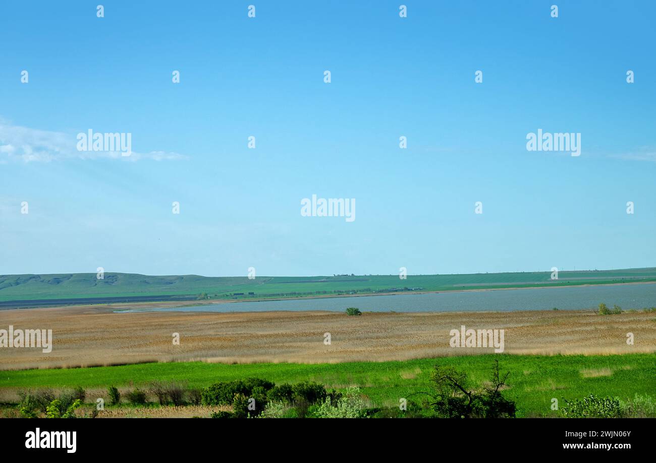 Die Flussmündungen des Asowschen Meeres sind flach und mit Schilf bewachsen. Taman-Halbinsel Stockfoto