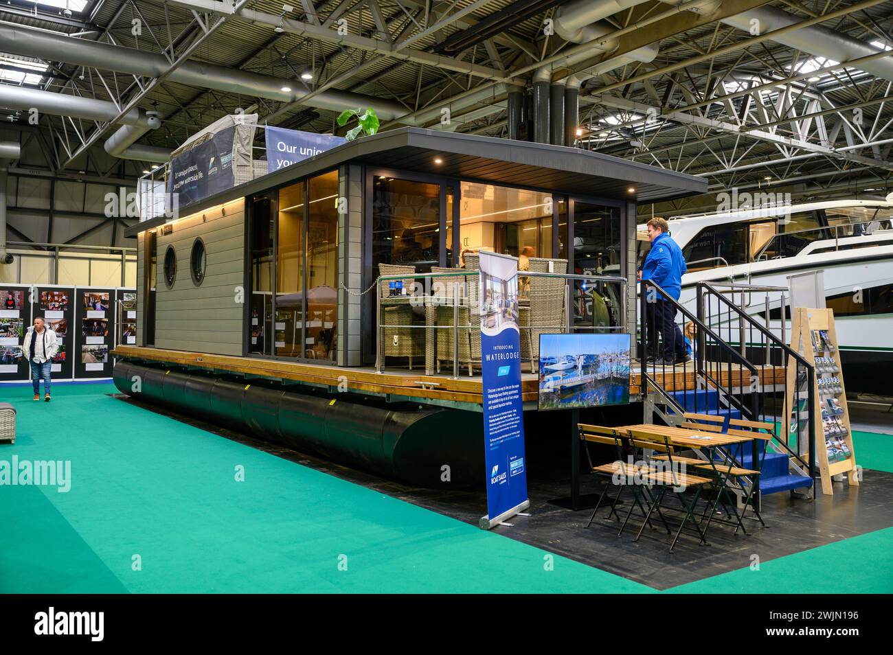 Großes schwimmendes Hausboot oder Pontonboot, auf einer britischen Indoor Boat Show Stockfoto