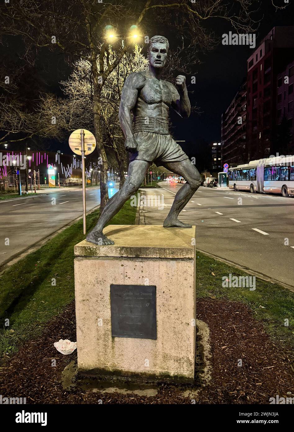 15.02.2024, xjhx, die Statue vom belgischen Schauspieler Jean-Claude van Damme Jean-Claude Camille Francois Van Varenberg im Stadtteil Anderlecht Brüssel *** 15 02 2024, xjhx, die Statue des belgischen Schauspielers Jean Claude van Damme Jean Claude Camille Francois Van Varenberg im Brüsseler Viertel Anderlecht Stockfoto