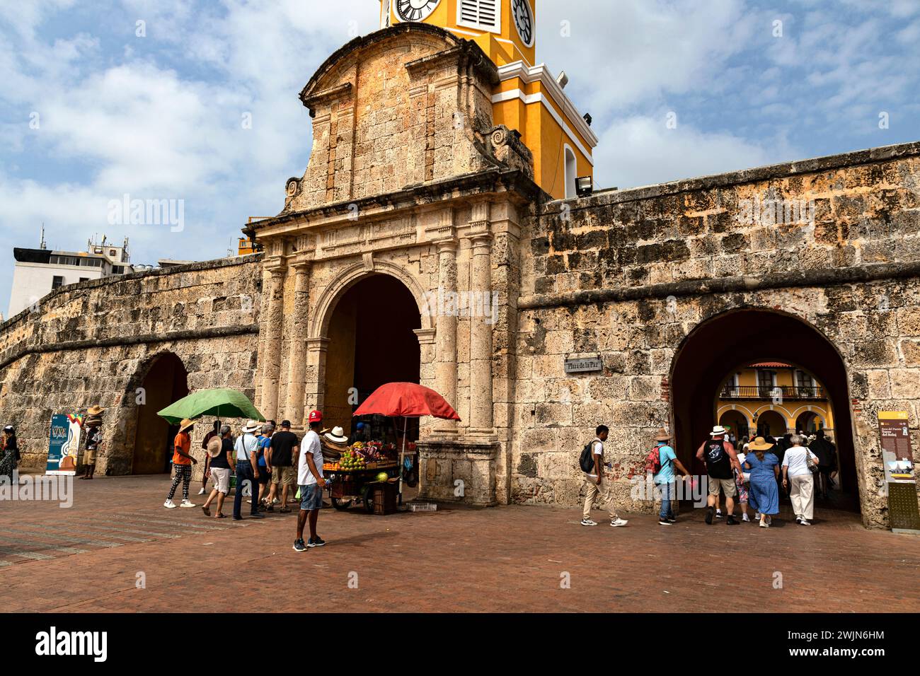 Brunnen Und Uhrenturm, Stadtviertel Mit Stadtmauern, Cartagena City, Bolivar State, Kolumbien, Zentralamerika Stockfoto