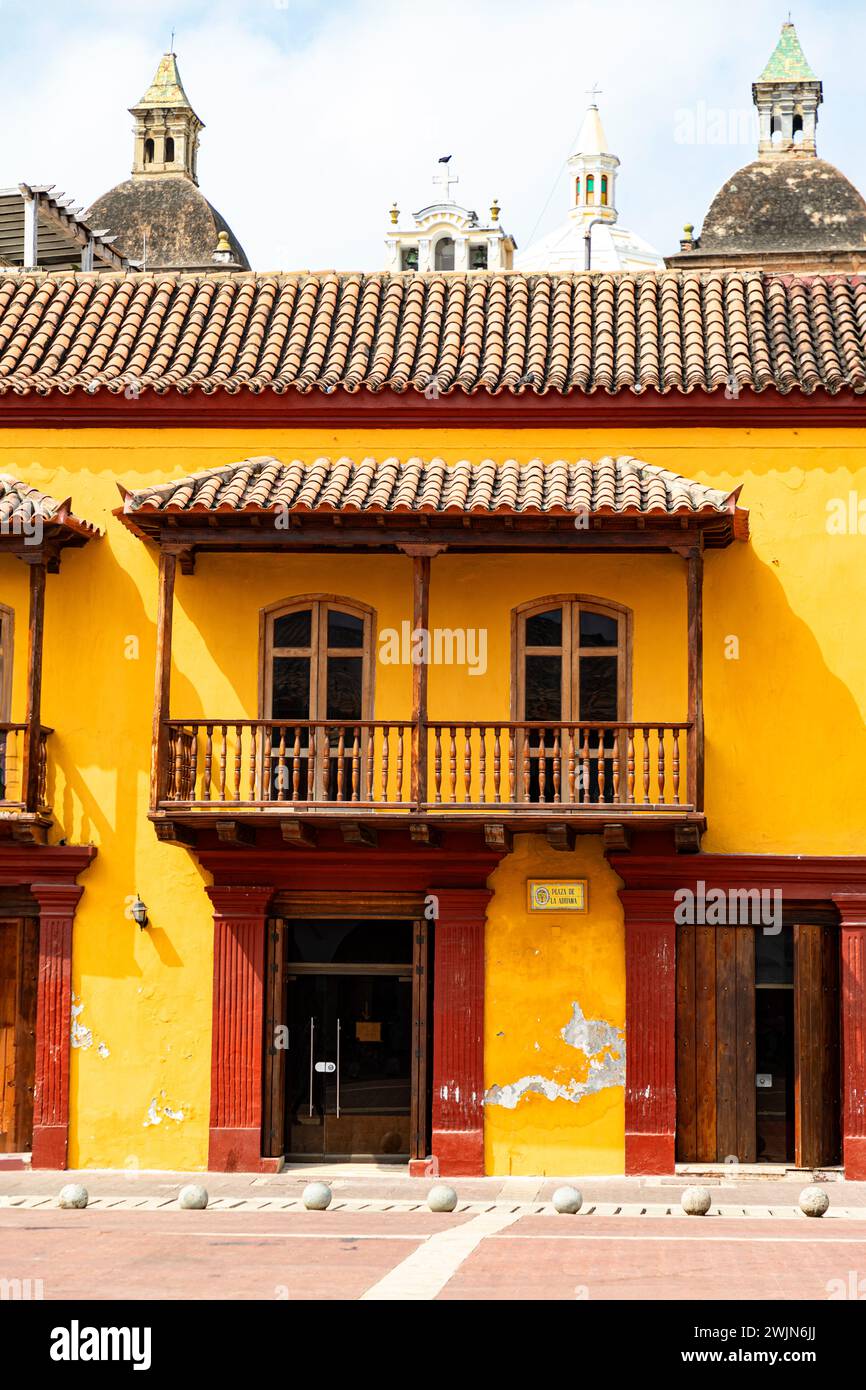 Straße mit Kolonialgebäuden in der Altstadt von Cartagena Kolumbien. Cartagena Kolumbien Stockfoto