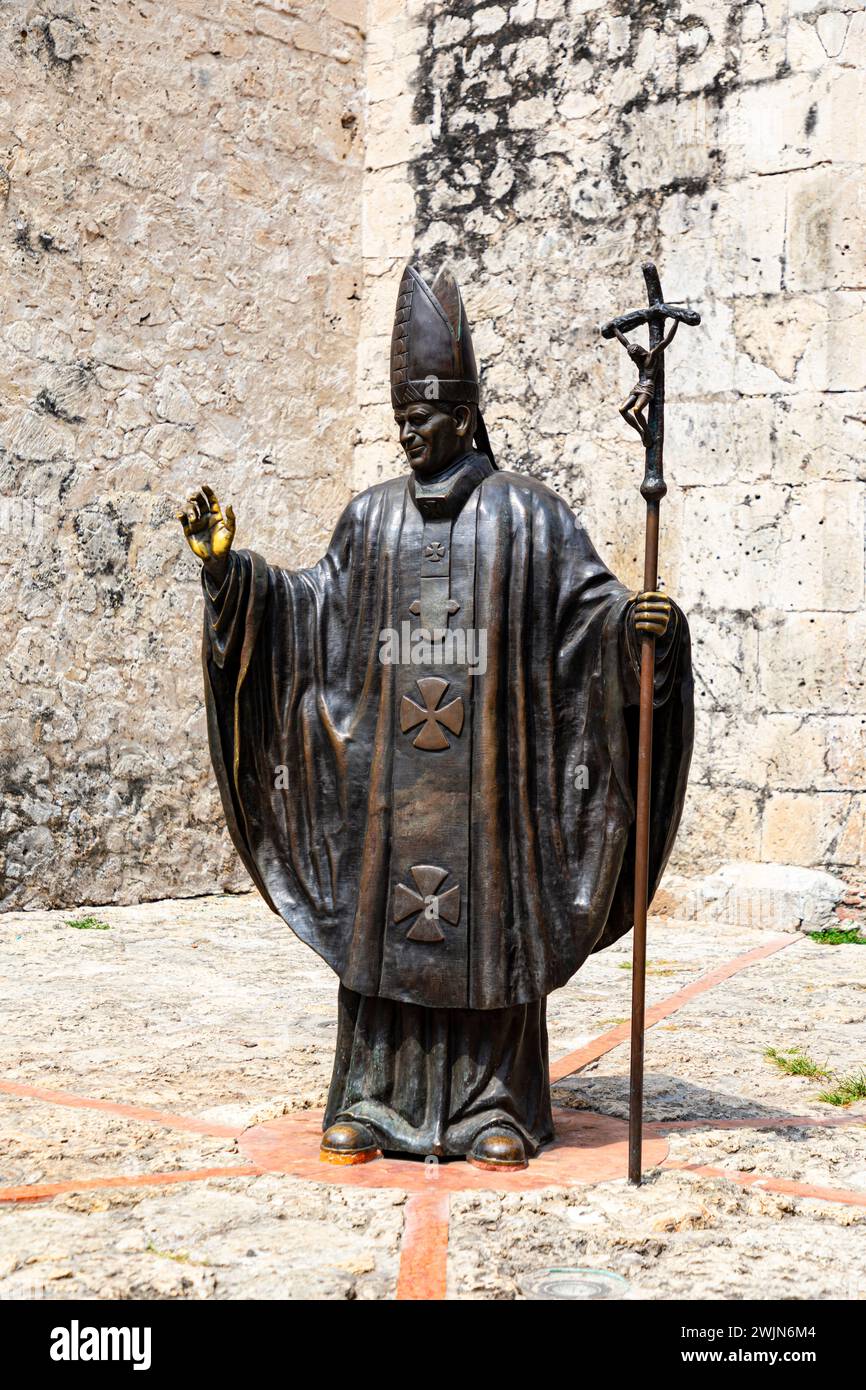 Eine Bronzestatue von Papst Johannes Paul II. Steht hinter der Kathedrale von Cartagena in der alten ummauerten Stadt (Las Murallas), Cartagena, Kolumbien Stockfoto