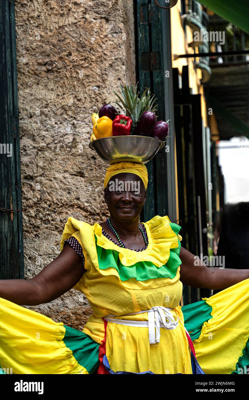 Palenquera Straßenverkäufer mit frischem Obst in der Altstadt von Cartagena, Kolumbien. Stockfoto