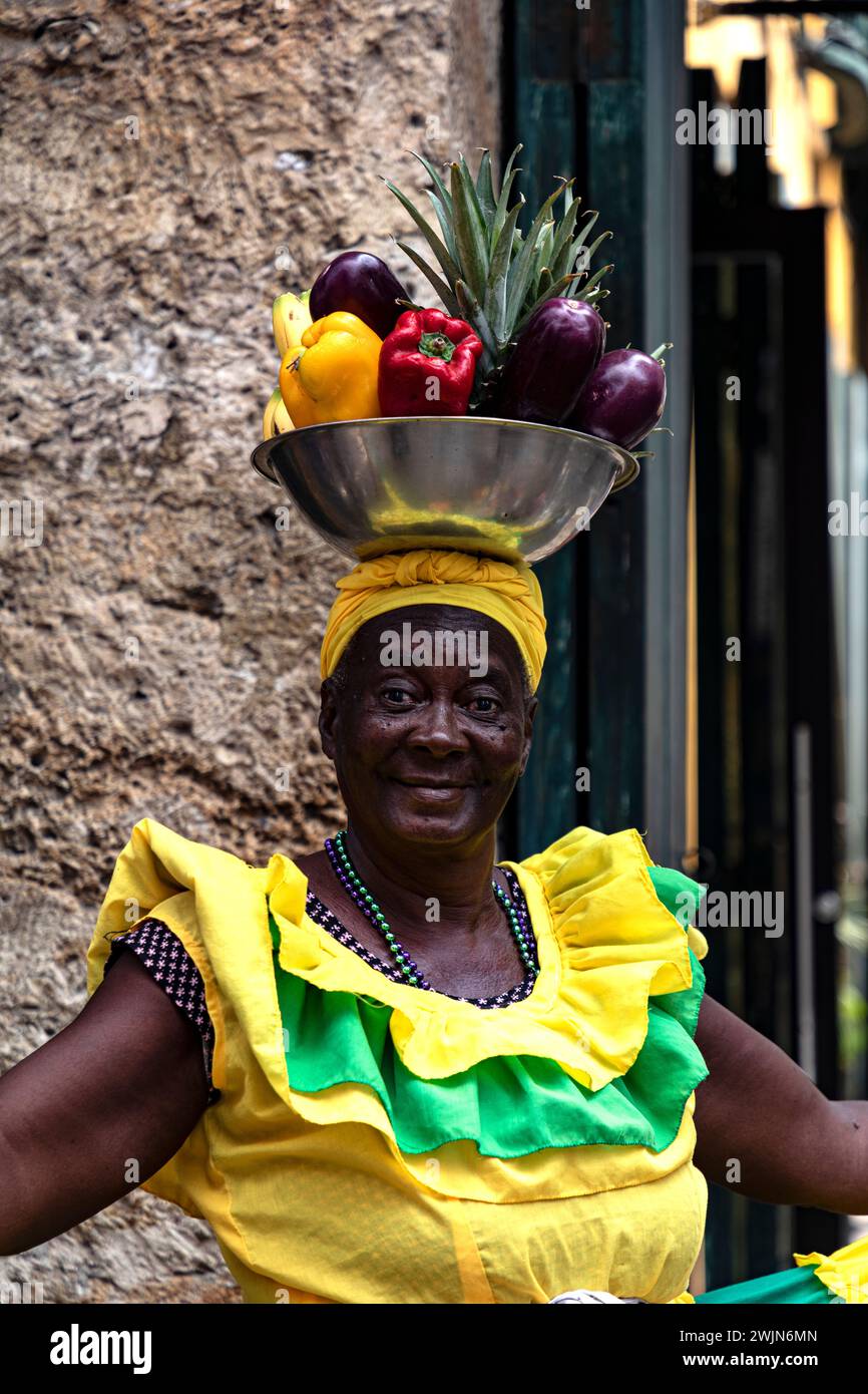 Palenquera Straßenverkäufer mit frischem Obst in der Altstadt von Cartagena, Kolumbien. Stockfoto