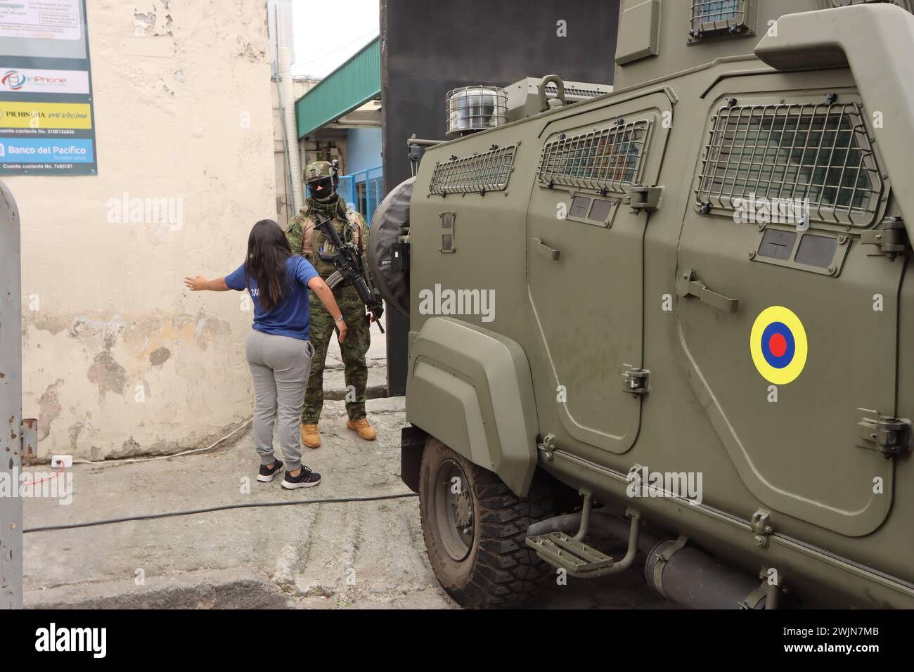 UIO OPERATIVO CARCEL INCA Quito, 16 de febrero DE 2024. Operativo en la Carcel de El Inca. Policias, Militares y Bomberos permanecen fuera de las instalaciones de la carcel mientras mantienen vigilado y restringido el acceso al sector. API / Hamilton Lopez Quito Pichincha Ecuador CLJ-UIOOPERATIVOCARCELINCA-507d669b95cca70d99a90ed8db045e9e *** UIO OPERATIVO CARCEL INCA Quito, 16. Februar 2024 Operation im El Inca Gefängnis Polizei, Militär und Feuerwehrleute bleiben außerhalb der Gefängniseinrichtungen, während sie die Überwachung aufrechterhalten und den Zugang zur API Pichincha Hamilton beschränken Stockfoto