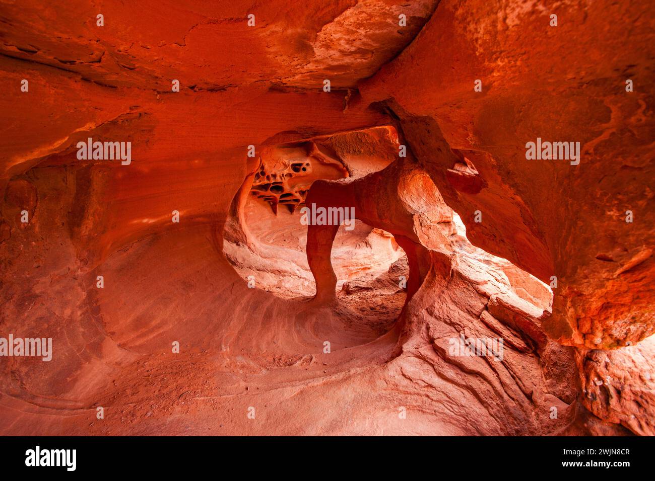 Windstone Arch in der Fire Cave im erodierten aztekischen Sandstein im Valley of Fire State Park in Nevada. Stockfoto