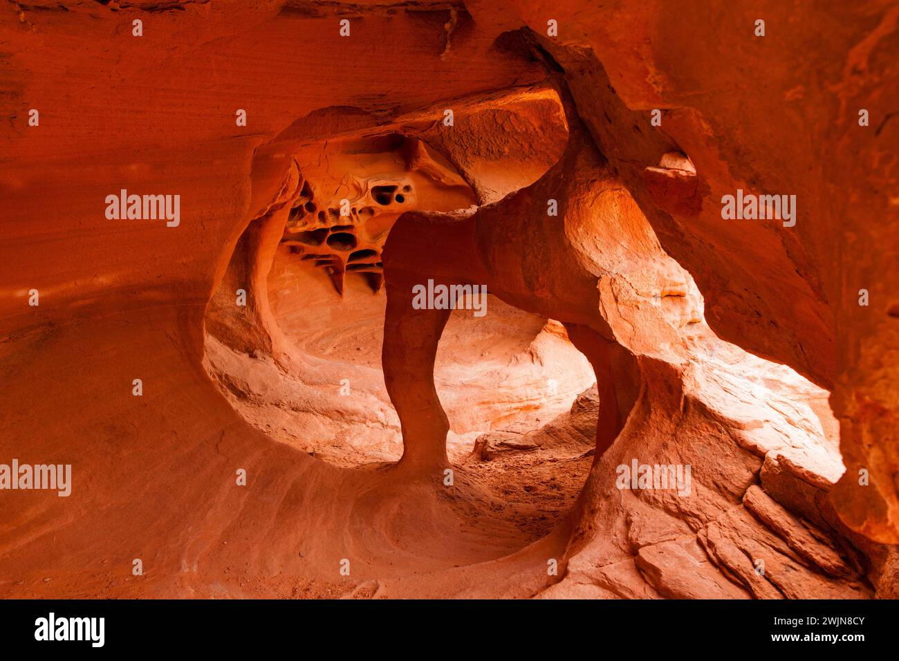 Windstone Arch in der Fire Cave im erodierten aztekischen Sandstein im Valley of Fire State Park in Nevada. Stockfoto