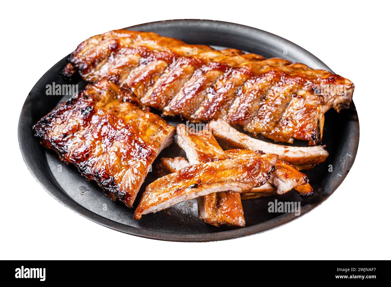 BBQ Schweinefleisch Spareribs St Louis mit heißer Honigmarinade in einem Stahlblech. Isoliert auf weißem Hintergrund. Draufsicht. Stockfoto