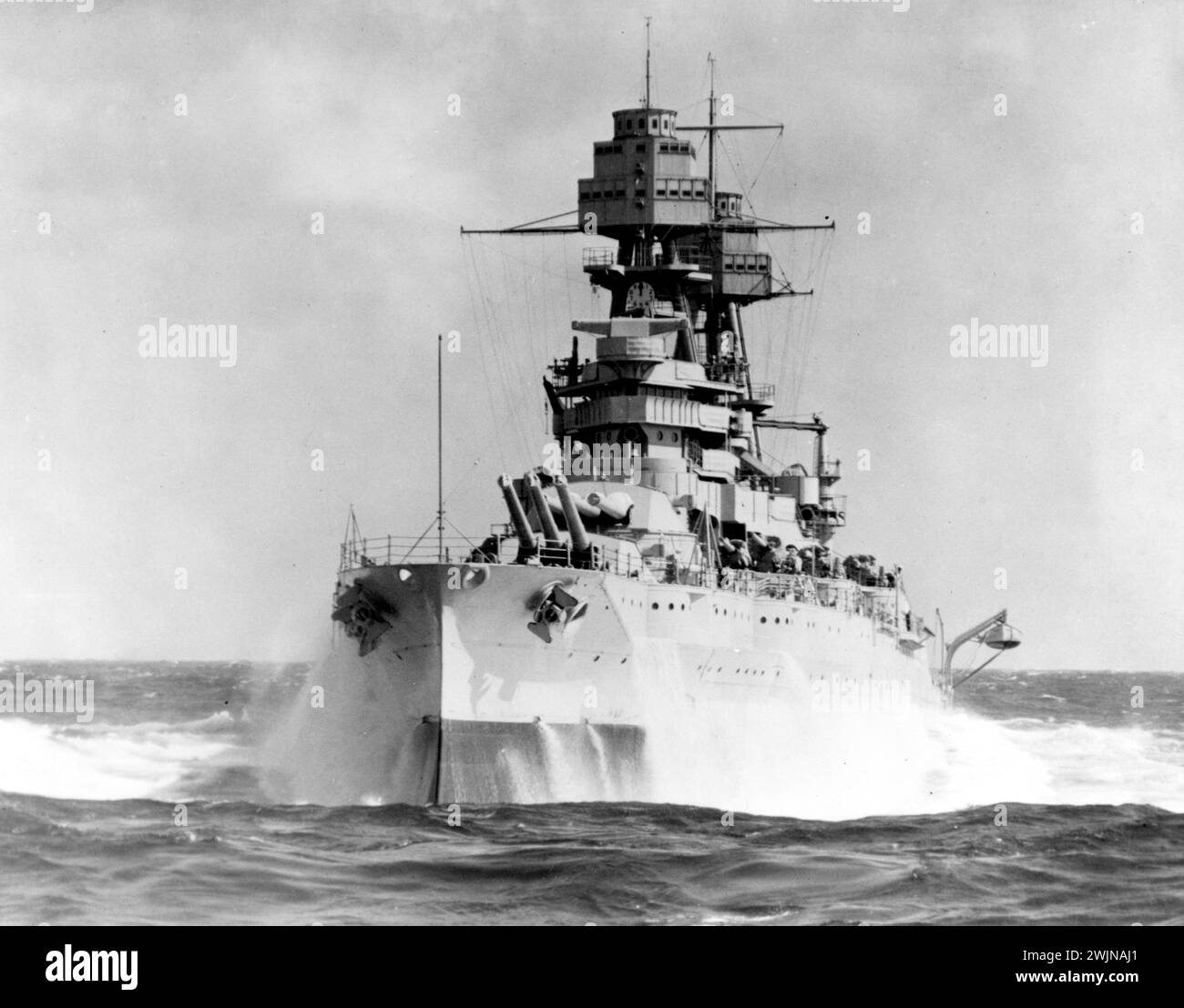 USS Arizona - Pitching in schweren Seeverhältnissen während der 1930er Jahre Offizielles Foto der US Navy Stockfoto
