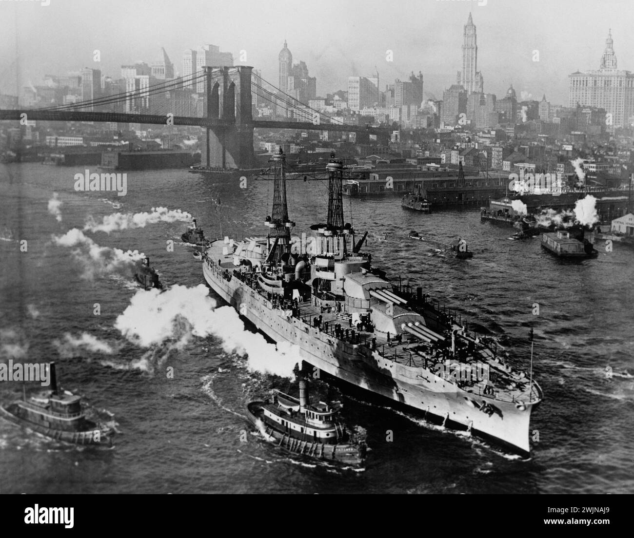 New York, East River, Manhattan - aus der Vogelperspektive auf die USS Arizona in der Nähe der Brooklyn Bridge Stockfoto
