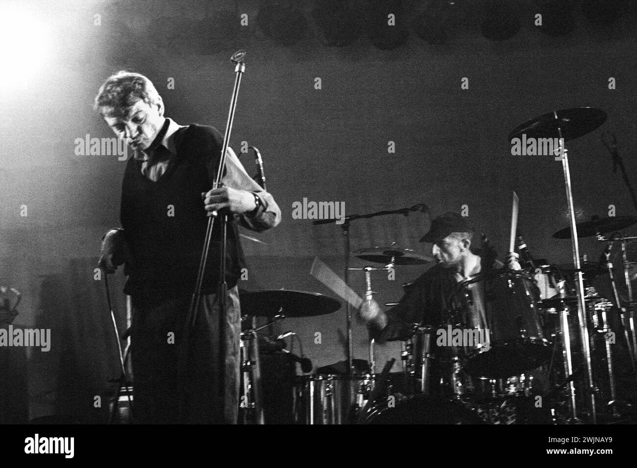 MARK E SMITH, THE FALL, 1997: Mark E Smith (1957–2018), spielte am 27. Juli 1997 im Bute Park in Cardiff, Wales, Großbritannien. Es gab einen Streit während des Soundcheck und die Band benötigte einen Stand-in-Drummer. Foto: Rob Watkins. INFO: The Fall, eine englische Post-Punk-Band, verkörperte Avantgarde-Musik mit ihrem abrasiven Sound und kryptischen Texten. Unter der Leitung des rätselhaften Mark E. Smith hinterließen ihre produktive Leistung und unerbittliche Experimente einen unauslöschlichen Eindruck in der alternativen Musiklandschaft der 80er und 90er Jahre Stockfoto