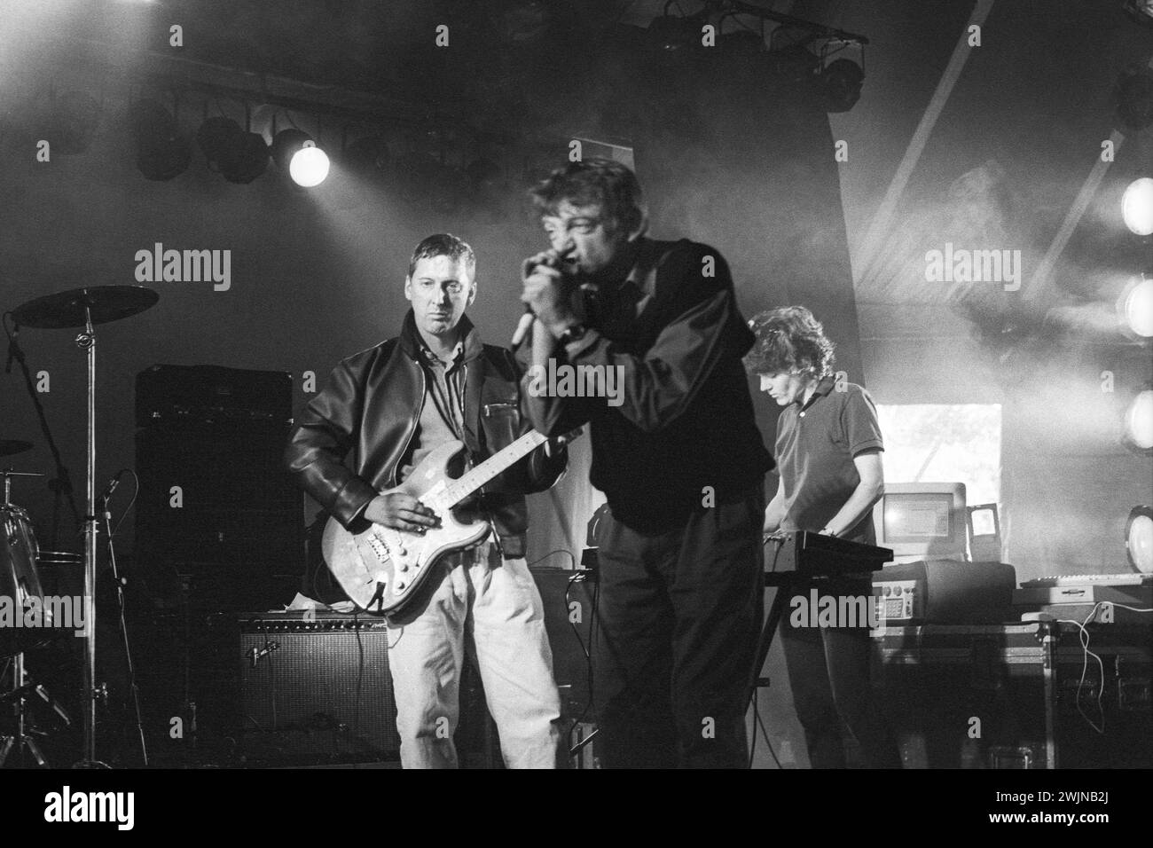MARK E SMITH, THE FALL, 1997: Mark E Smith (1957–2018) und Steve Hanley von The Fall spielten am 27. Juli 1997 im Bute Park in Cardiff, Wales. Es gab einen Streit während des Soundcheck und die Band benötigte einen Stand-in-Drummer. Foto: Rob Watkins. INFO: The Fall, eine englische Post-Punk-Band, verkörperte Avantgarde-Musik mit ihrem abrasiven Sound und kryptischen Texten. Unter der Leitung des rätselhaften Mark E. Smith hinterließen ihre produktive Leistung und unerbittliche Experimente einen unauslöschlichen Eindruck in der alternativen Musiklandschaft der 80er und 90er Jahre Stockfoto