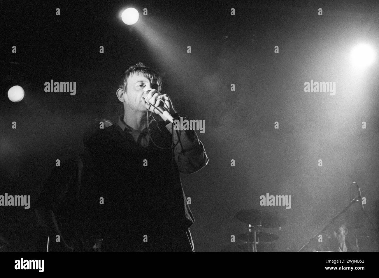 MARK E SMITH, THE FALL, 1997: Mark E Smith (1957–2018), spielte am 27. Juli 1997 im Bute Park in Cardiff, Wales, Großbritannien. Es gab einen Streit während des Soundcheck und die Band benötigte einen Stand-in-Drummer. Foto: Rob Watkins. INFO: The Fall, eine englische Post-Punk-Band, verkörperte Avantgarde-Musik mit ihrem abrasiven Sound und kryptischen Texten. Unter der Leitung des rätselhaften Mark E. Smith hinterließen ihre produktive Leistung und unerbittliche Experimente einen unauslöschlichen Eindruck in der alternativen Musiklandschaft der 80er und 90er Jahre Stockfoto