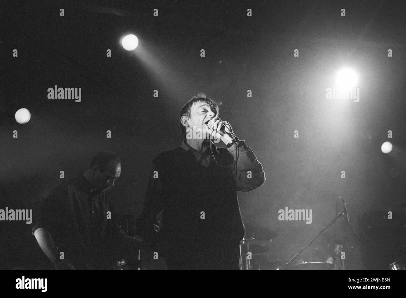 MARK E SMITH, THE FALL, 1997: Mark E Smith (1957–2018), spielte am 27. Juli 1997 im Bute Park in Cardiff, Wales, Großbritannien. Es gab einen Streit während des Soundcheck und die Band benötigte einen Stand-in-Drummer. Foto: Rob Watkins. INFO: The Fall, eine englische Post-Punk-Band, verkörperte Avantgarde-Musik mit ihrem abrasiven Sound und kryptischen Texten. Unter der Leitung des rätselhaften Mark E. Smith hinterließen ihre produktive Leistung und unerbittliche Experimente einen unauslöschlichen Eindruck in der alternativen Musiklandschaft der 80er und 90er Jahre Stockfoto