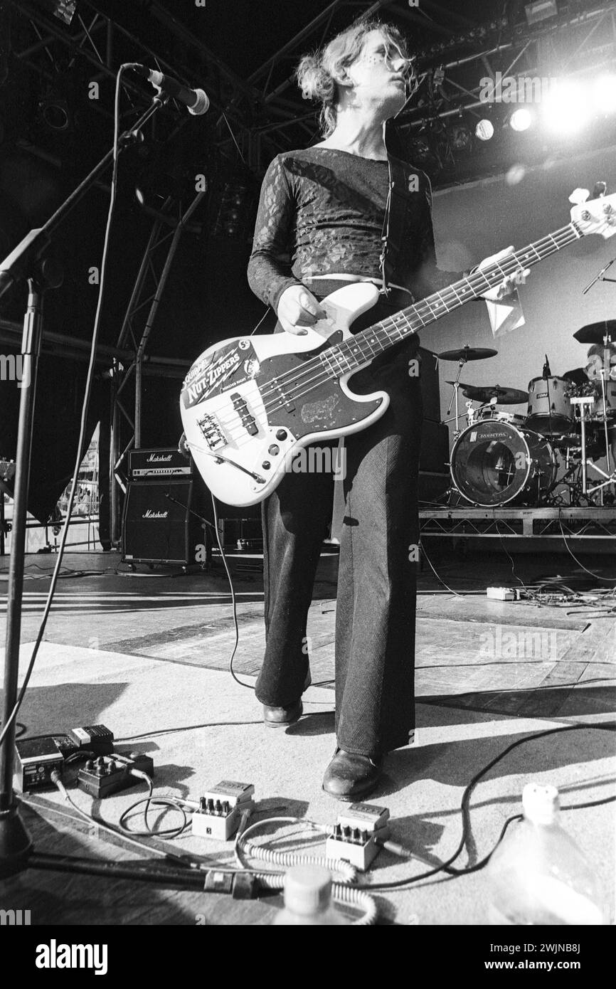RACHEL STAMP, KONZERT, 1998: David Ryder Prangley von der Glam-Indie-Rock-Band Rachel Stamp spielte am 9. August 1997 beim Cardiff Big Weekend Festival auf dem Museum Rwns in Cardiff, Wales, Großbritannien. Foto: Rob Watkins. INFO: Rachel Stamp, eine britische Glam-Rock-Band der 90er und 2000er Jahre, strahlte mit ihren extravaganten Auftritten Theatralik und Exzesse aus. Songs wie I Got the Worm und Black Cherry zeigten ihre Fusion aus Punkattitüde, Glam-Ästhetik und einladenden Hooks. Stockfoto