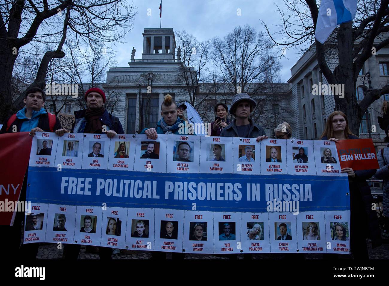 Demonstration zum Tod von Alexei Anatoljewitsch Nawalny vor der russischen Botschaft, Berlin, unter den Linden 63-65 *** Demonstration zum Tod von Alexei Anatoljewitsch Nawalny vor der russischen Botschaft, Berlin, unter den Linden 63 65 Handelmann Stockfoto