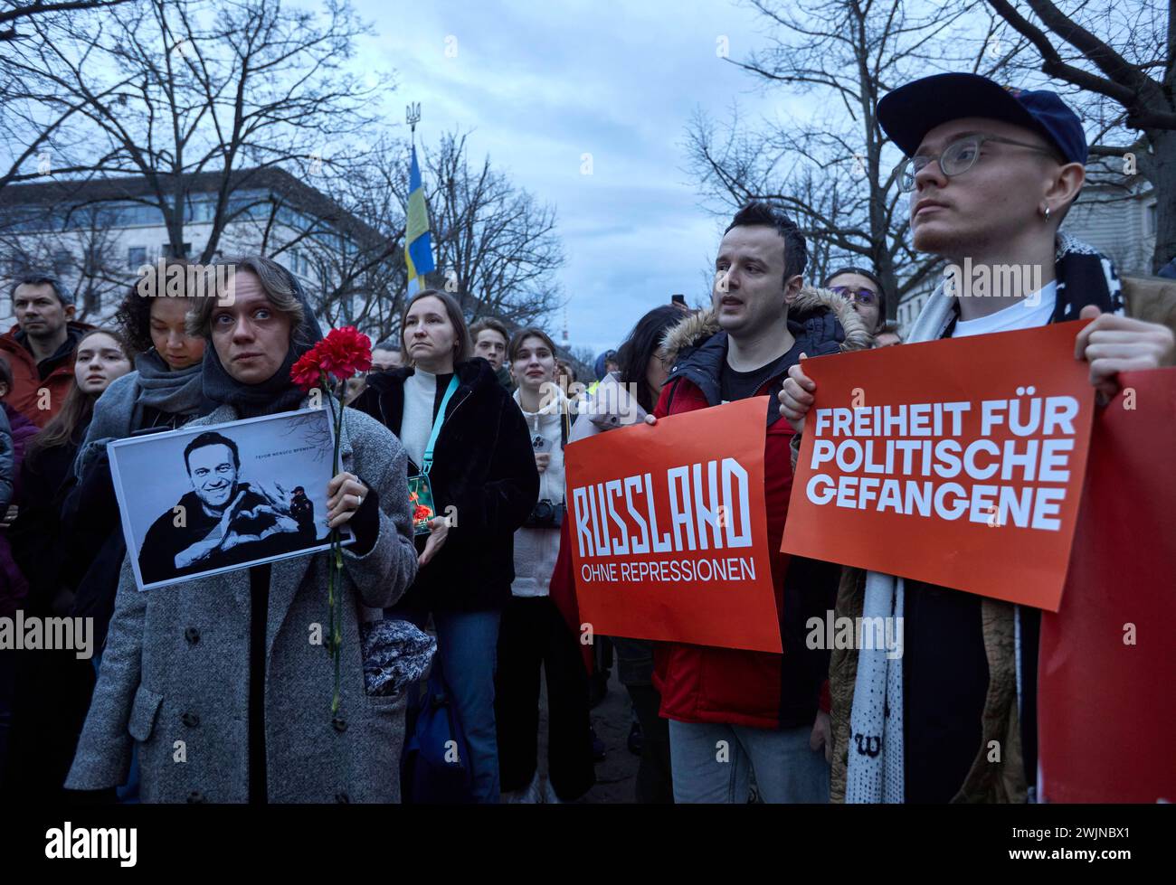 Demonstration zum Tod von Alexei Anatoljewitsch Nawalny vor der russischen Botschaft, Berlin, unter den Linden 63-65 *** Demonstration zum Tod von Alexei Anatoljewitsch Nawalny vor der russischen Botschaft, Berlin, unter den Linden 63 65 Handelmann Stockfoto
