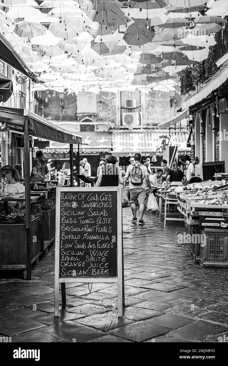 Ein Schild weist auf die Speisekarte des Tages des Restaurants auf dem Markt von Piscaria in Catania hin Stockfoto