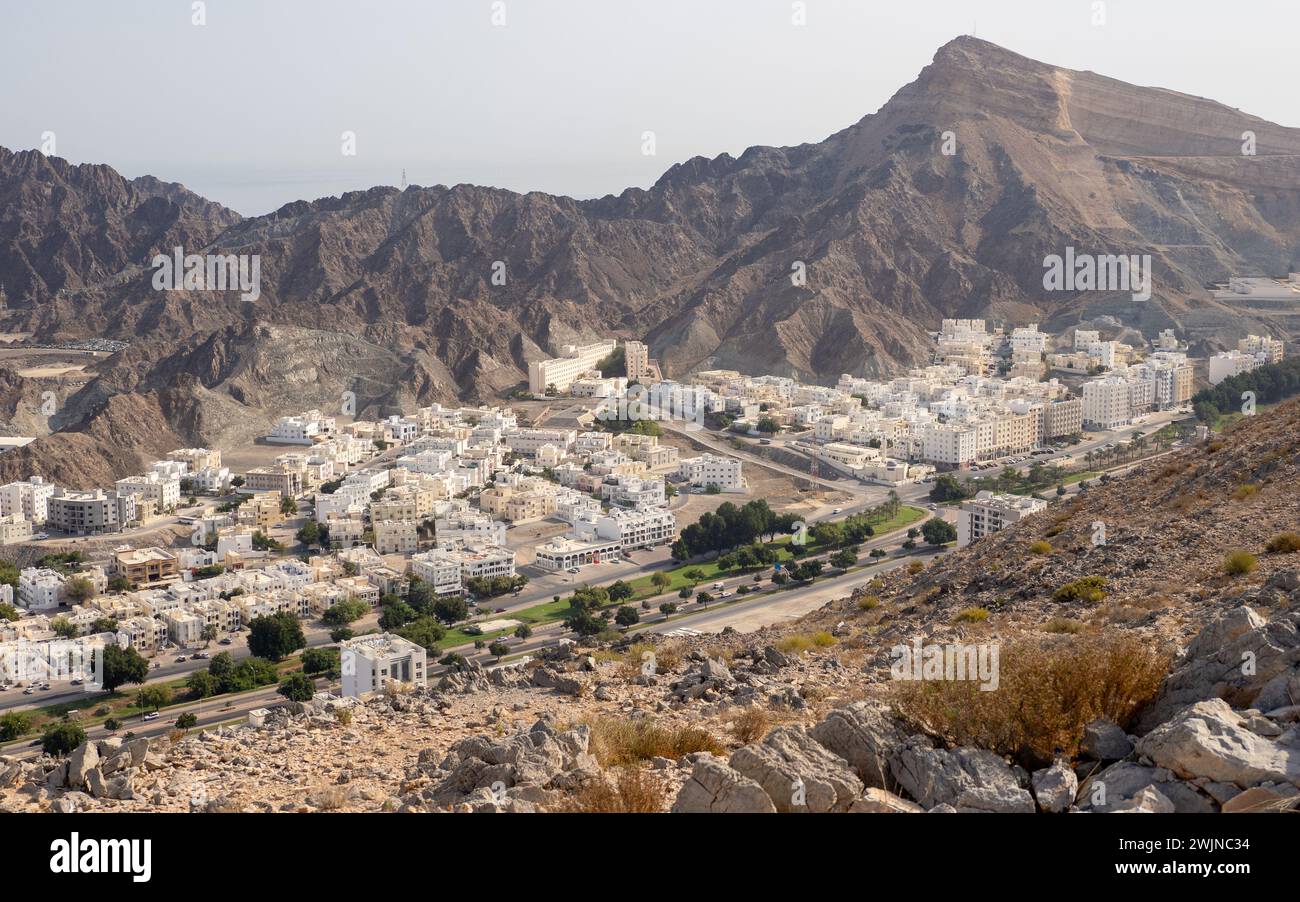 Ein Blick auf das Wadi al Kabir Gebiet von Maskat mit permaltigen Metasedimenten der arabischen Vorlandgesteine und Semail Ophiolites, Oman Stockfoto