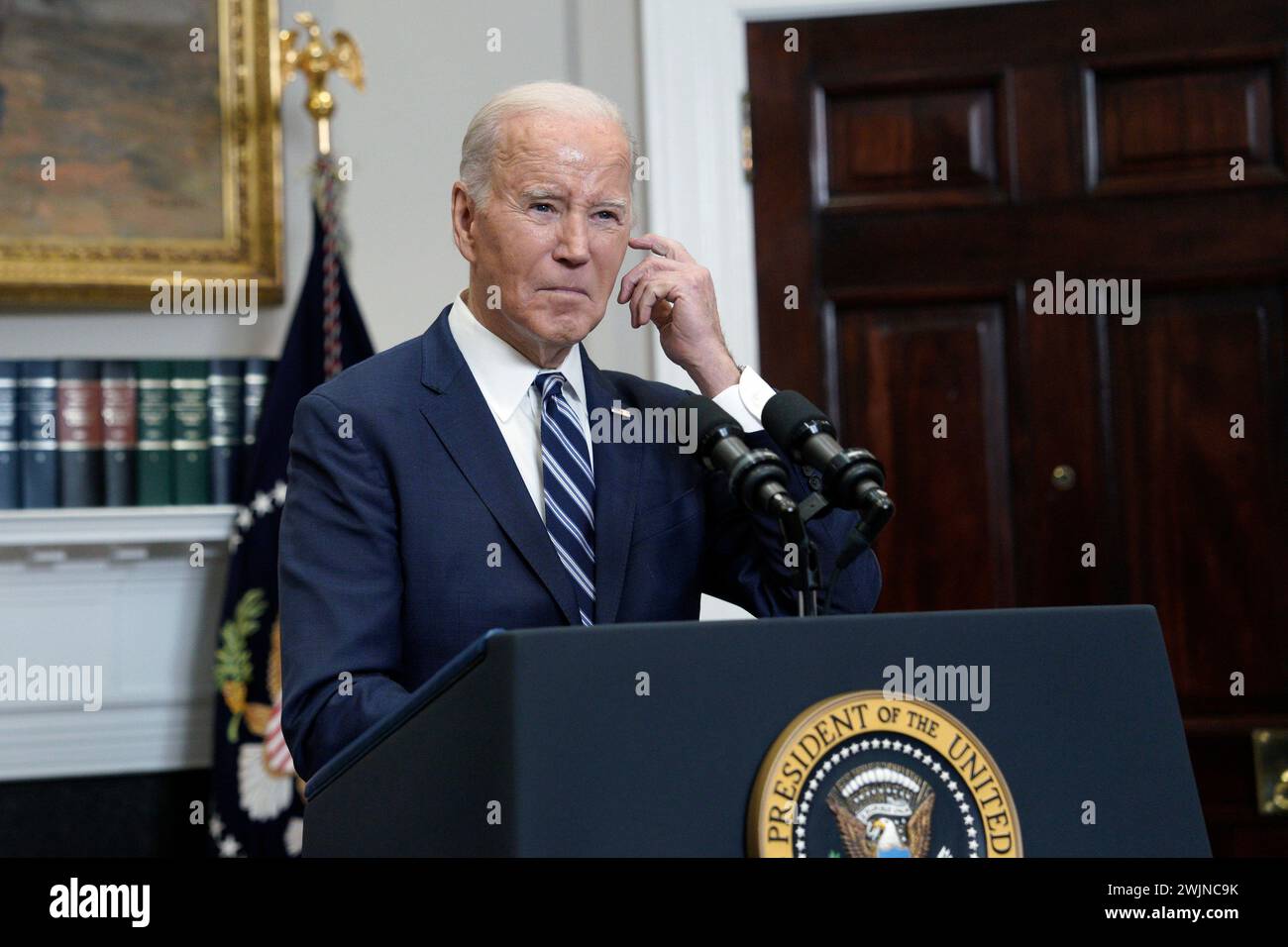 Washington, Usa. Februar 2024. US-Präsident Joe Biden hält am Freitag, den 16. Februar 2024, im Roosevelt Room des Weißen Hauses in Washington eine Rede über den Tod von Aleksey Nawalny. Foto: Yuri Gripas/UPI Credit: UPI/Alamy Live News Stockfoto
