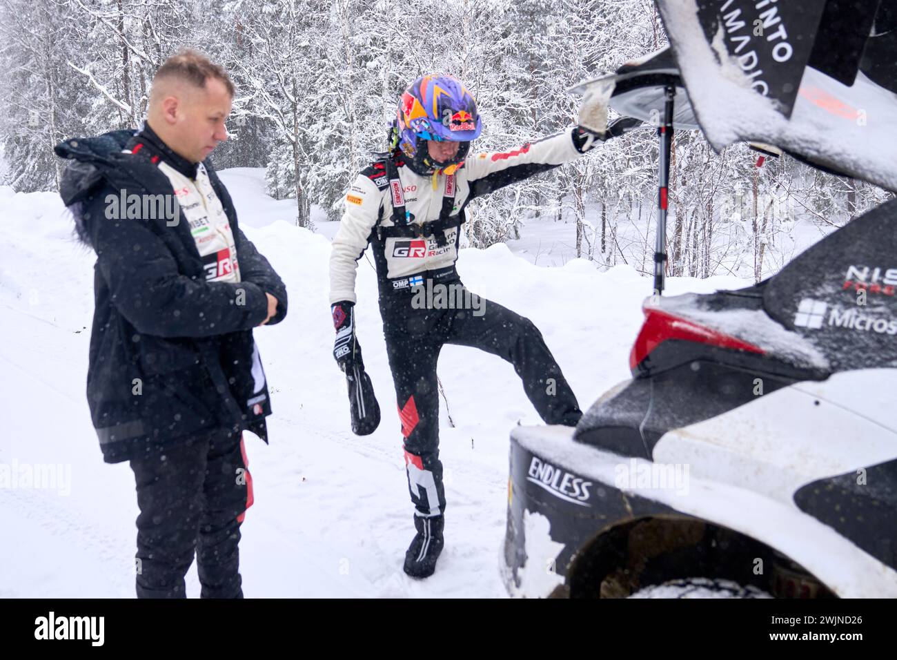 Umeå 20240216Kalle Rovanpera (R) aus Finnland, Toyota und sein Beifahrer Jonne Halttunen beenden ihre Teilnahme während der vierten Etappe der Schweden Stockfoto