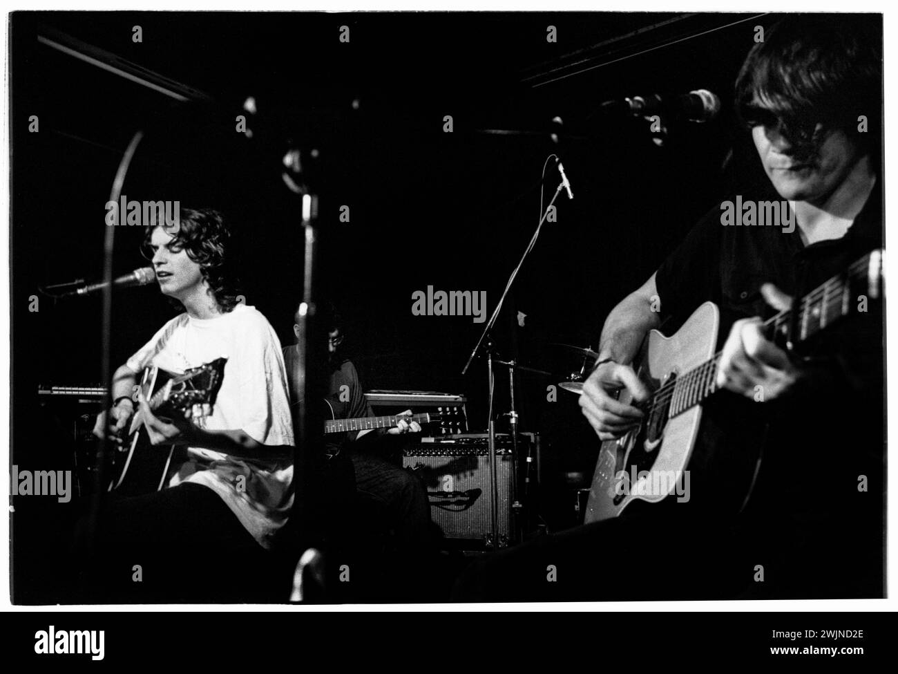 GORKYS ZYGOTIC MYNCI, KONZERT, 2000: Euro Childs und Richard James von Gorkys Zygotic Mynci spielen am 26. Oktober 2000 im Clwb IFOR Bach Welsh Club in Wales. Foto: Rob Watkins. INFO: Gorkys Zygotic Mynci, eine walisische Psychedelic- und Indie-Rock-Band, die von den frühen 90er bis zu den frühen 2000er Jahren aktiv war, kreierte einen skurrilen und eklektischen Sound. Alben wie 'Barafundle' zeigten ihren folkloristischen, mehrsprachigen Ansatz und machten sie einflussreich in den alternativen und Indie-Szenen. Stockfoto