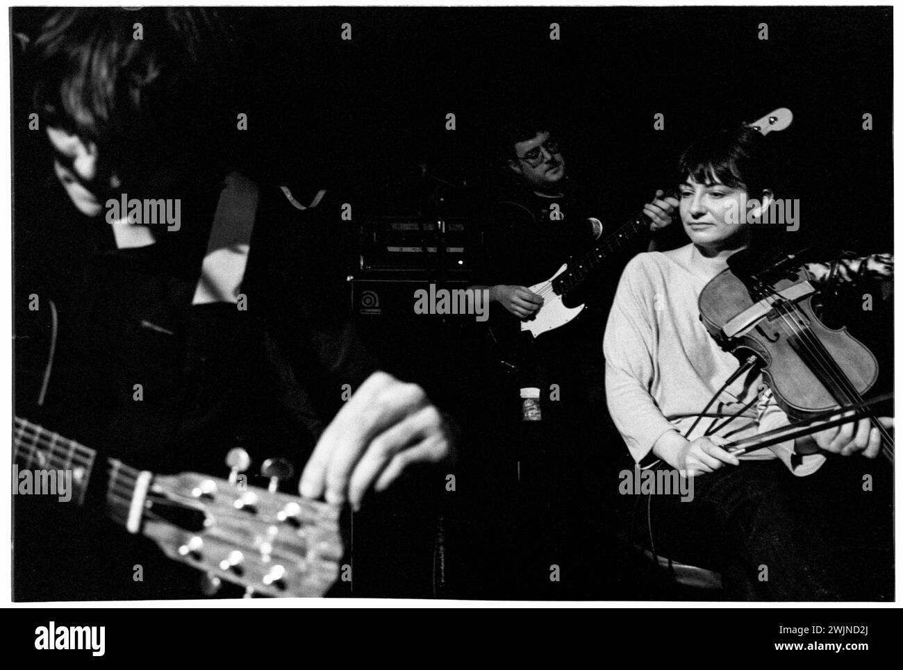 GORKYS ZYGOTIC MYNCI, KONZERT, 2000: Megan Childs Violinist von Gorkys Zygotic Mynci spielt am 26. Oktober 2000 im Clwb IFOR Bach Welsh Club in Wales. Foto: Rob Watkins. INFO: Gorkys Zygotic Mynci, eine walisische Psychedelic- und Indie-Rock-Band, die von den frühen 90er bis zu den frühen 2000er Jahren aktiv war, kreierte einen skurrilen und eklektischen Sound. Alben wie 'Barafundle' zeigten ihren folkloristischen, mehrsprachigen Ansatz und machten sie einflussreich in den alternativen und Indie-Szenen. Stockfoto